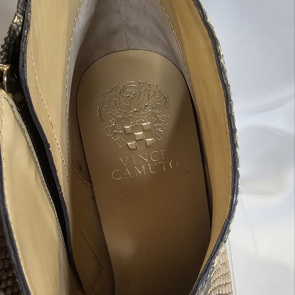 Vince Camuto VC-Sestrind Ankle Bootie - Picture 6 of 9